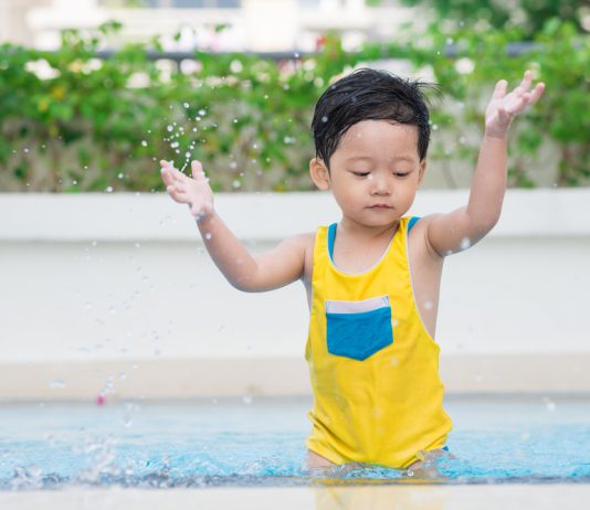 Mengajak anak berenang di akhir pekan? Perhatikan hal berikut ya