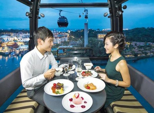 Makan Malam Romantis di Langit Singapura Ala Dining on Cloud 9