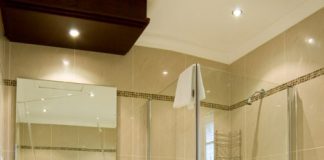 Desain Interior Kamar Mandi Mungil dengan Shower Room