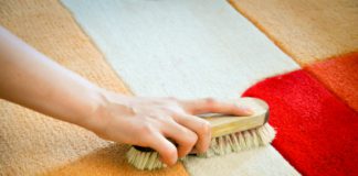 Cara menghilangkan noda karat, tinta, dan minyak pada karpet