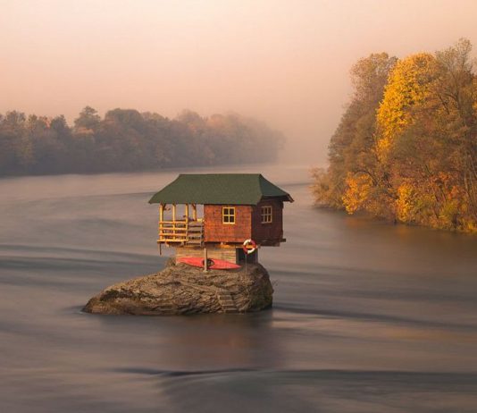 Rumah di tengah Sungai Drina Tetap Kokoh