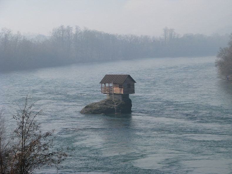 Rumah di tengah Sungai Drina Tetap Kokoh