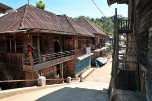 8 rumah adat tahan gempa di indonesia