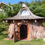 keren-rumah-hobbit-ini-terbuat-dari-sebuah-batang-pohon-raksasa-buvbjmjarf