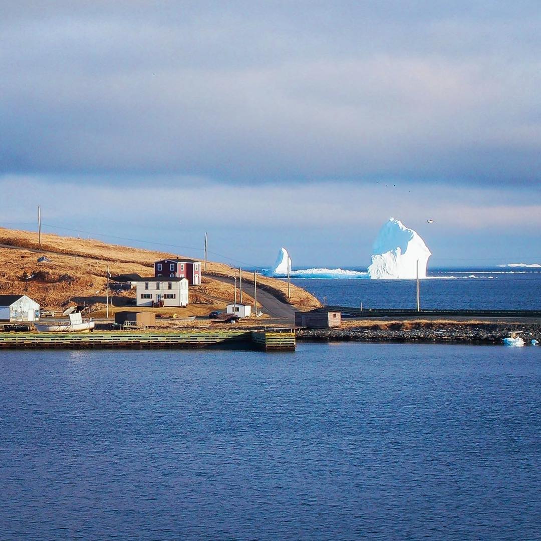 Gunung Es Setinggi 150 Kaki Mengapung di Laut Kanada Sekarang