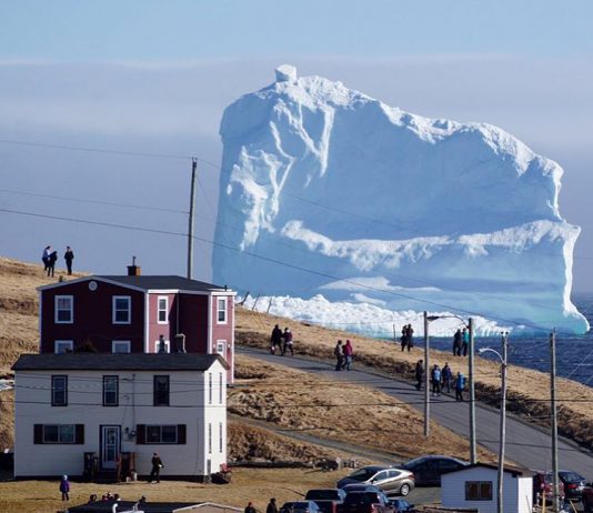 Gunung Es Setinggi 150 Kaki Mengapung di Laut Kanada Sekarang