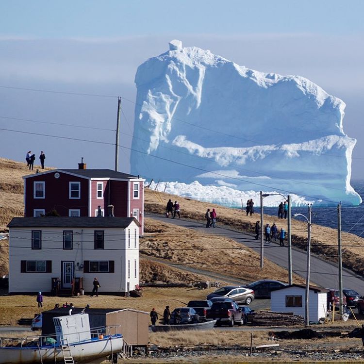 Gunung Es Setinggi 150 Kaki Mengapung di Laut Kanada Sekarang