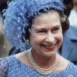 Ratu Elizabeth ll juga suka kombinasi dari warna biru dan putih