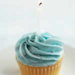 Cupcake ulang tahun biru dengan lilin putih. Wow