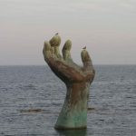 5 Patung Berbentuk Tangan Raksasa Yang Ada di Dunia