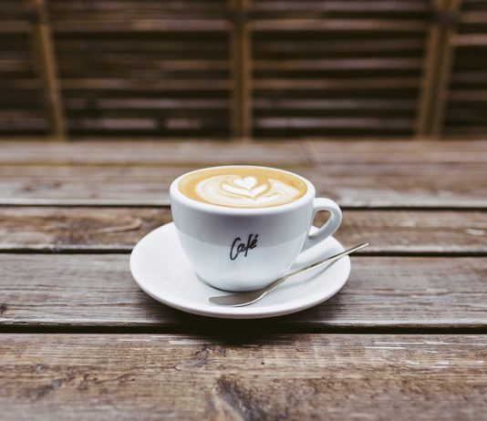 Waspada! Inilah Bahaya Minum Kopi atau Teh Saat Makan