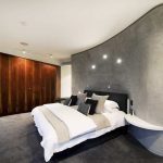 Kamar Tidur Dengan Dekorasi Dinding Beton Alami