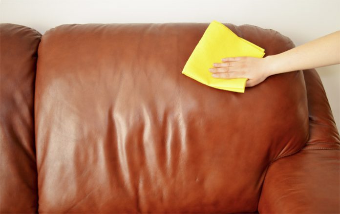 4 cara membersihkan sofa berbahan kulit