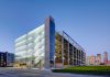 Gedung Parkir Dengan Desain Estetik dan Ciamik Dari Kaca