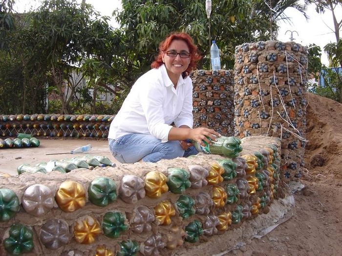 Inspiratif! Rumah Dari Botol Bekas Untuk Bantu Warga Kurang Mampu