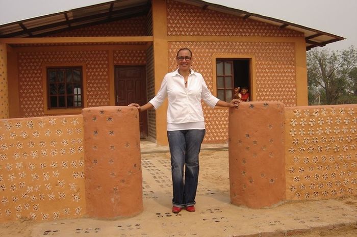 Inspiratif! Rumah Dari Botol Bekas Untuk Bantu Warga Kurang Mampu