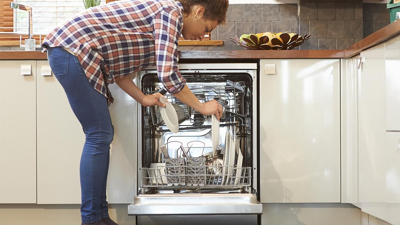 5 Barang yang Sebaiknya Tidak Dimasukkan Ke Mesin Cuci Piring