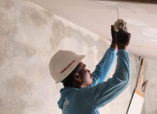 DIY Perbaikan Rumah: Kapan Bisa Sendiri, Kapan Harus Panggil Tukang?